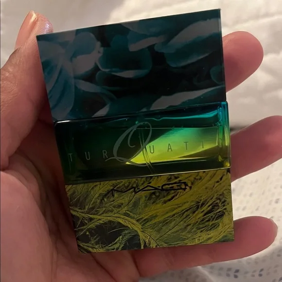 MAC Cosmetics Teal to Lime Gradient Compact with Floral Detail - Picture 2 of 8